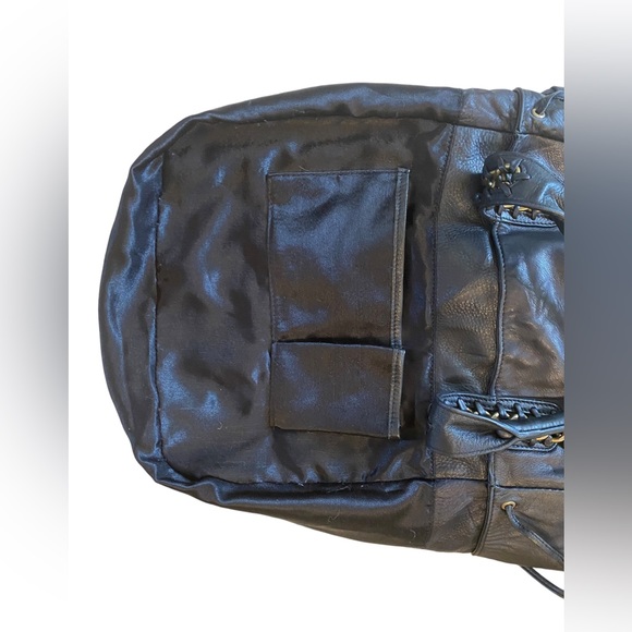 NAN black shoulder bag. Very roomy to hold a lot all hardware in good shape - Picture 9 of 16